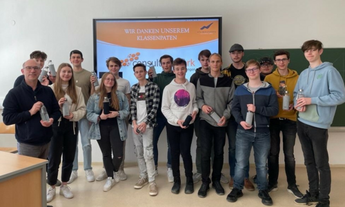 consultnetwork unterstützt Patenklasse der HTL Wolfsberg mit Trinkflaschen aus Glas