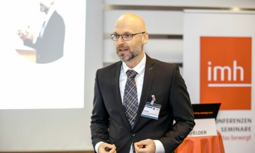 Mario Rosenfelder mit dem Vortrag Reporting nach dem ONE PAGE Prinzip und den IBCS-Standards auf der BI Konferenz in Wien