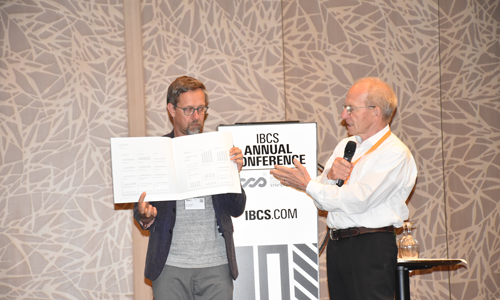 Prof. Dr. Rolf Hichert präsentiert sein Buch GEFÜLLT GERAHMT SCHRAFFIERT auf der IBCS Conference 2019